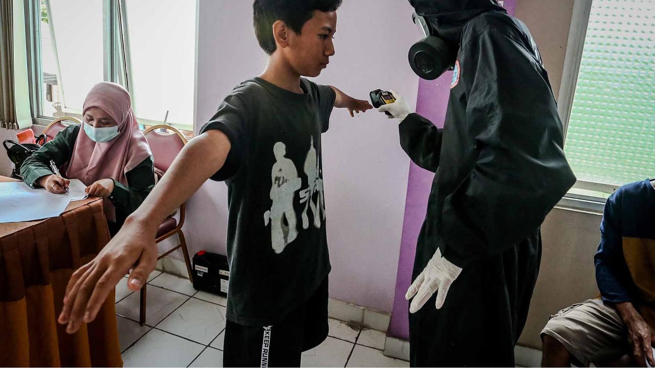 FOTO: Warga Cikande Jalani Pemeriksaan dan Relokasi Usai Temuan Paparan Radioaktif Cs-137