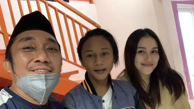 6 Potret Fajar Sad Boy Bareng Selebritas, Viral Karena Cintanya Tak Dihargai