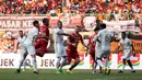 Gelandang Persija Jakarta, Rohit Chand, menyundul bola saat melawan PSS Sleman pada laga Liga 1 2019 di Stadion Patrioti, Rabu (3/7). (Bola.com/Yoppy Renato)