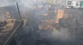 Petugas pemadam kebakaran melakukan pendinginan kawasan pemukiman padat penduduk yang terbakar di kawasan Manggarai, Jakarta, Selasa (13/8/2024). (merdeka.com/Imam Buhori)