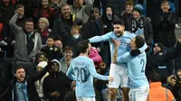 Striker Manchester City, Sergio Aguero, melakukan selebrasi usai mencetak gol ke gawang Bristol City pada leg pertama semifinal Piala Liga Inggris di Stadion Etihad, Selasa (9/1/2018). Manchester City menang 2-1 atas Bristol City. (AFP/Oli Scarff)