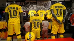Jersey PSG penyerang asal Brasil, Neymar Jr dijual di toko Paris Saint Germain di Paris (4/8). Setelah diumumkan PSG, toko-toko merchandise mulai menjual jersey eks pemain Barcelona tersebut. (AP Photo/Michel Euler)