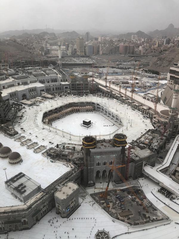 Pemandangan kompleks Masjidil Haram jelang ibadah haji, Makkah, Arab Saudi, Senin (27/7/2020). Karena pandemi COVID-19, Arab Saudi membatasi jumlah jemaah haji tahun ini hanya untuk sekitar 1.000 orang. (AP Photo)