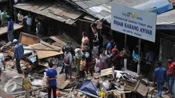 Sejumlah pedagang melihat pembongkaran Pasar Karang Anyar, Jakarta Pusat, Rabu (16/9/2015). Pemprov DKI menyiapkan Pasar Rajawali sebagai tempat pengganti. Tapi, tawaran itu ditolak pedagang. (Liputan6.com/Gempur M Surya)