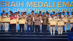 Kapolri Jenderal Listyo Sigit Prabowo memberikan apresiasi atau reward kepada seluruh atlet Polri yang meraih prestasi di ajang Sea Games tahun 2025. (Dok. Humas Polri)