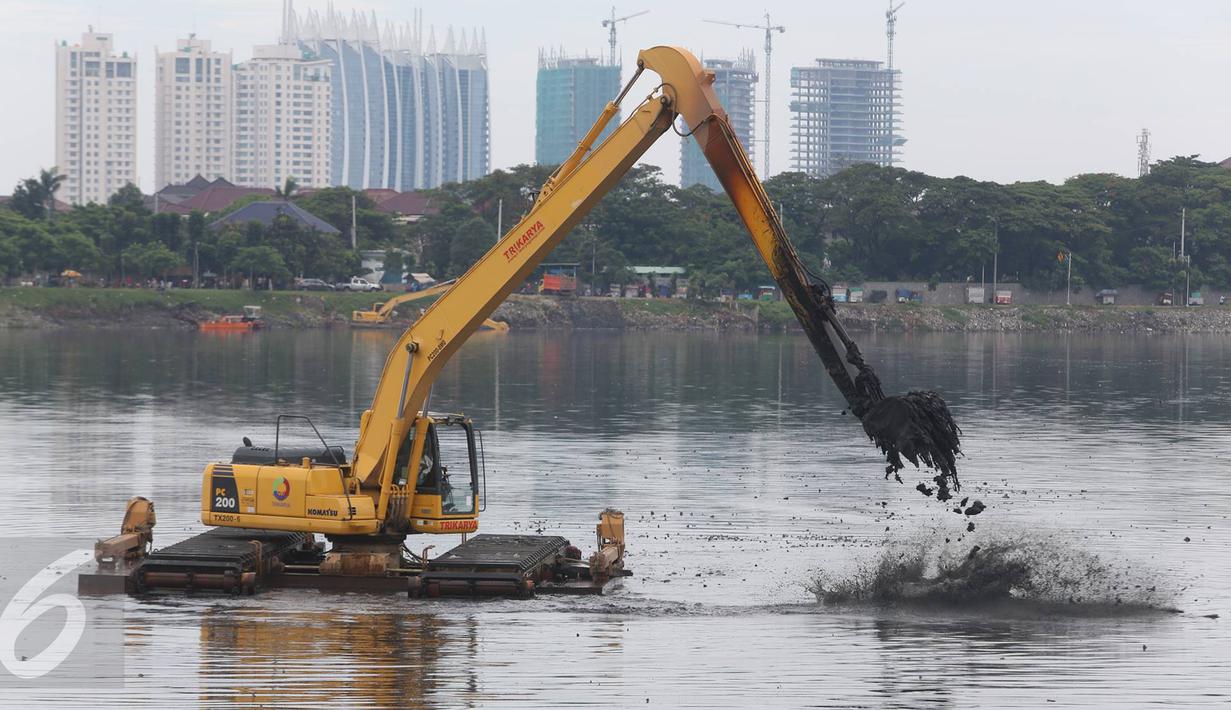 Alat berat mengeruk lumpur dan sampah yang mengendap di Waduk Pluit, Jakarta, Rabu (30/11). Pengerukan dilakukan untuk mengantisipasi banjir, seiring dengan datangnya musim hujan. (Liputan6.com/Immanuel Antonius)