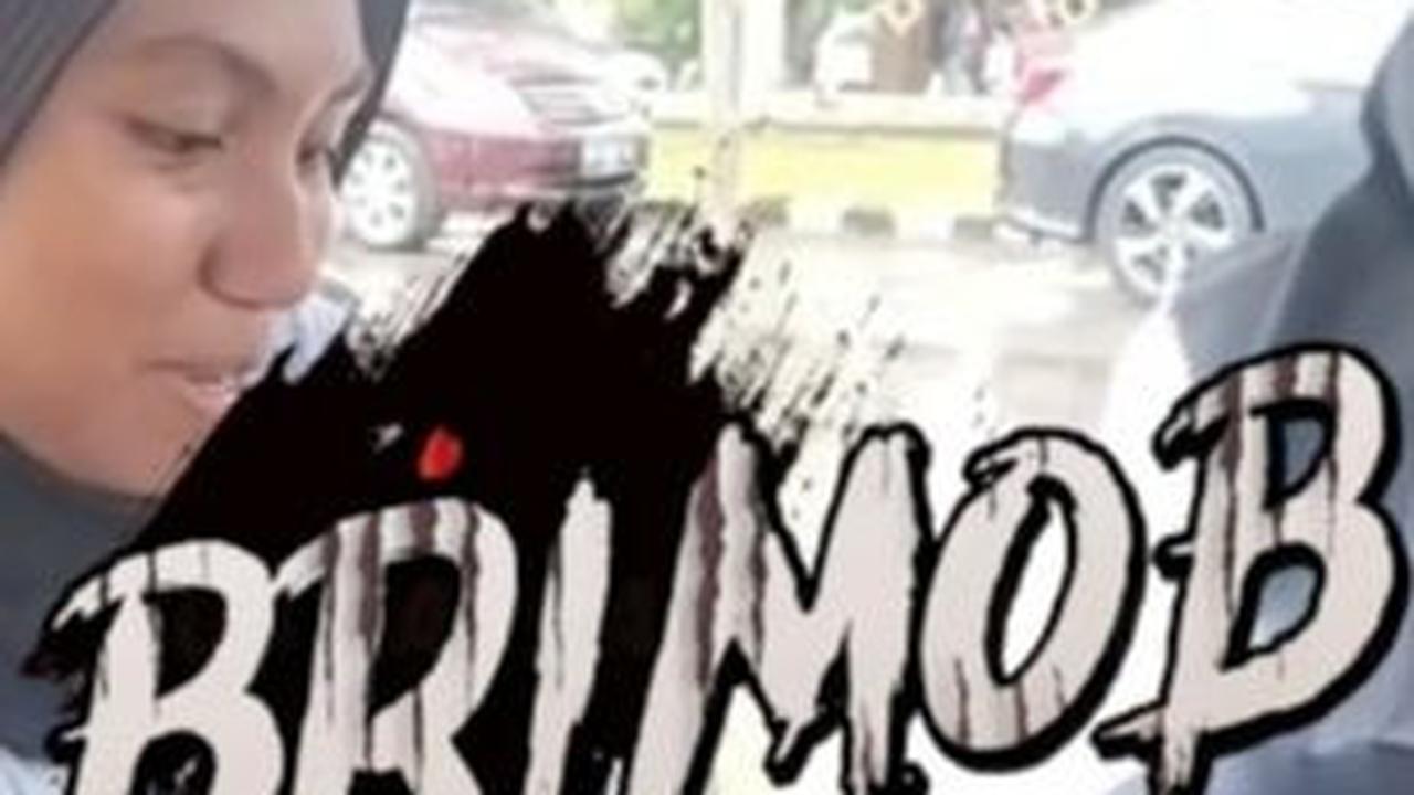“Brimob. Ada deh (tak mau sebut nama),” ucap casis polwan itu.<br>