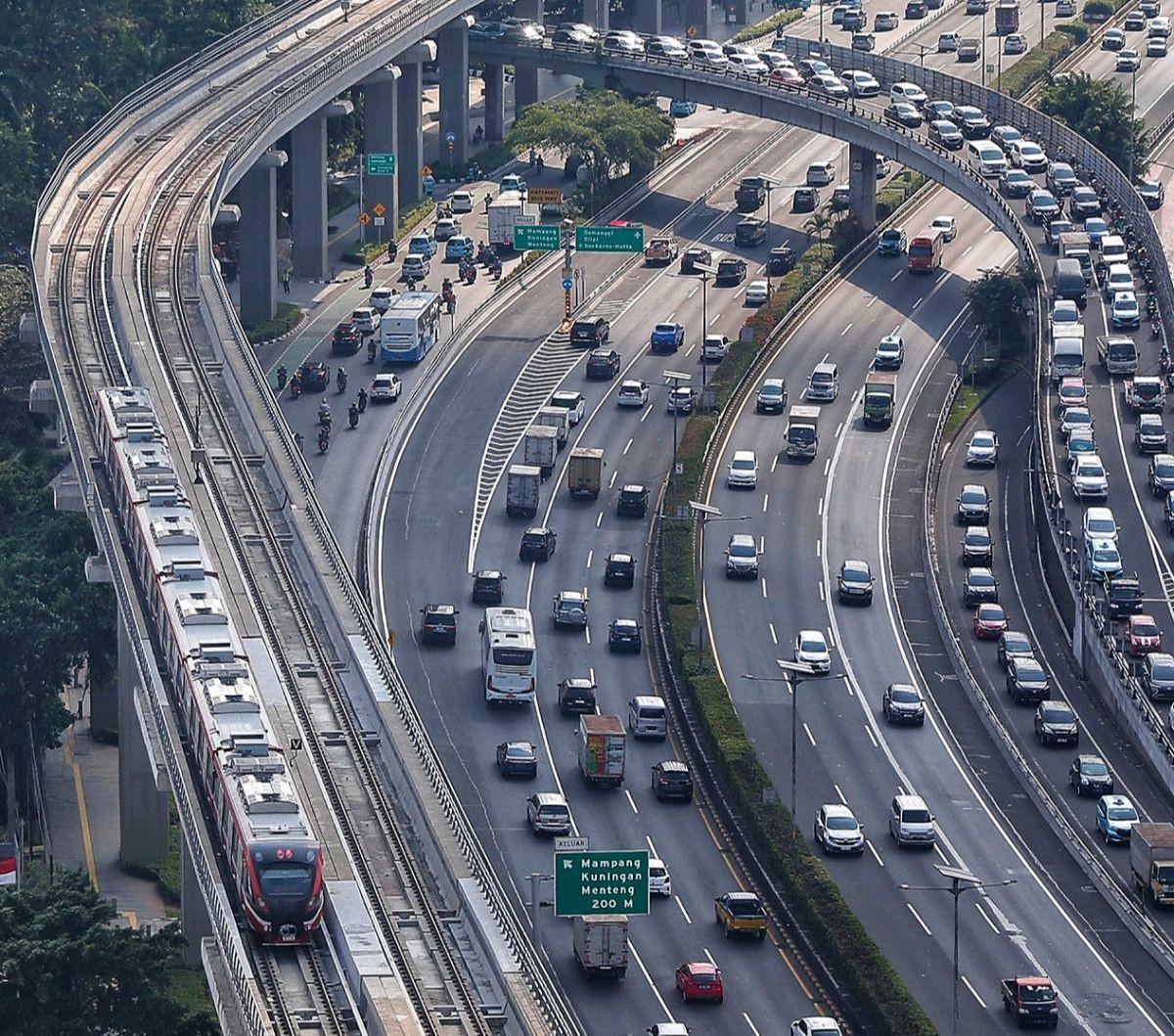 Jelang diresmikan pada Agustus 2023 ini, proyek LRT Jabodebek disebut memiliki beberapa catatan. Hal itu diungkap oleh Wakil Menteri BUMN Kartika Wirjoatmodjo.

Pria yang akrab disapa Tiko itu mencatat, ada proses pengerjaan longspan dari jalur LRT Jabo