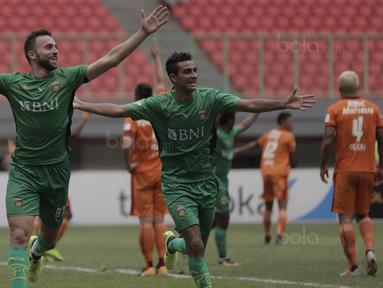 Striker Bhayangkara FC, Ilija Spasojevic, merayakan gol yang dicetaknya ke gawang Borneo FC pada laga Liga 1 Indonesia di Stadion Patriot, Bekasi, Rabu (20/9/2017). Bhayangkara menang 2-1 atas Borneo. (Bola.com/Vitalis Yogi Trisna)