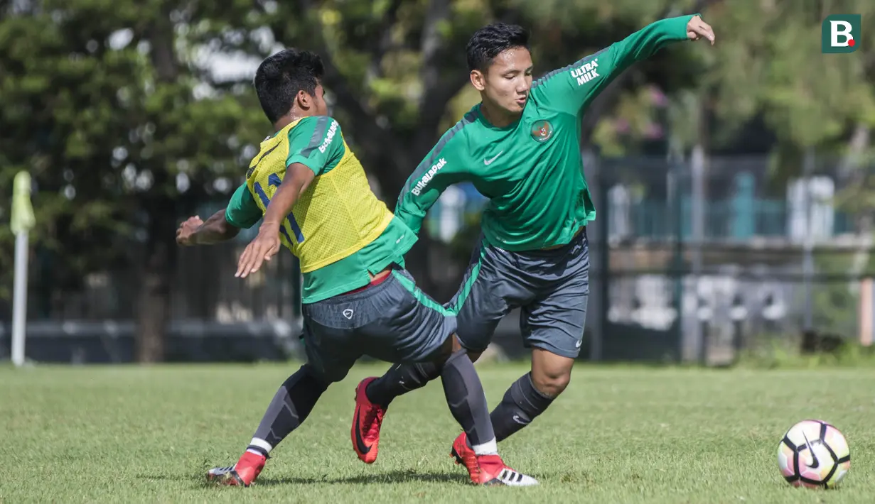 Pemain Timnas Indonesia U-19, Syahrian Abimanyu, berusaha merebut bola saat latihan di Lapangan ABC Senayan, Senin (19/2/2018). Pemusatan latihan Timnas Indonesia akan digelar selama satu pekan, yakni 18-25 Februari 2018. (Bola.com/Vitalis Yogi Trisna)