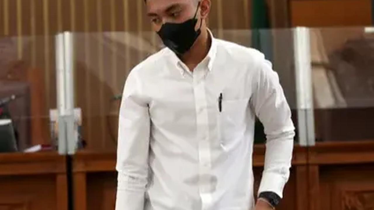 Jonathan Latumahina, Ayah David Ozora memberikan surat kepada Majelis Hakim Pengadilan Negeri Jakarta Selatan (PN Jaksel). Jonathan memberikannya usai pembacaan sidang duplik oleh Mario Dandy dan tim kuasa hukumnya.