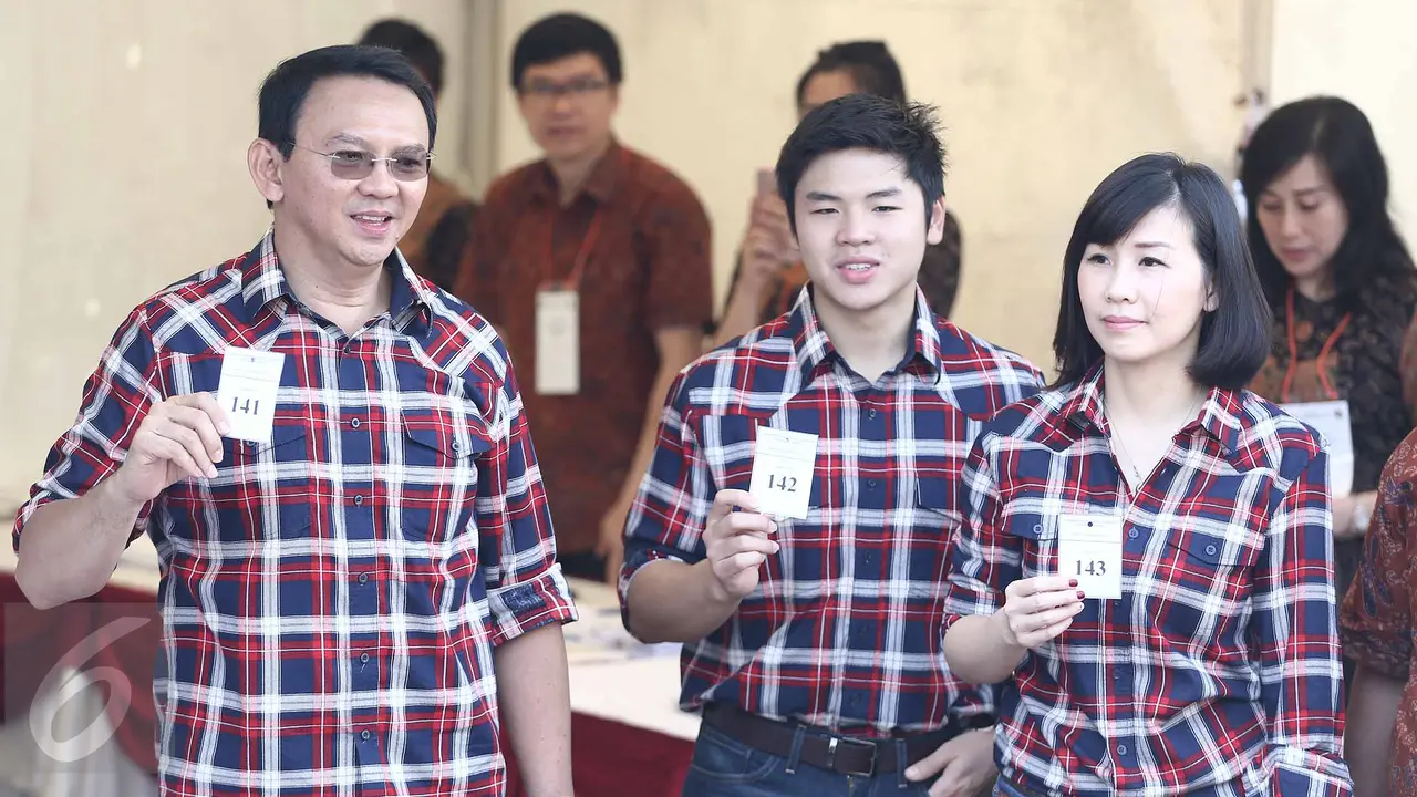 Veronika Tan bersama Ahok dan anaknya saat nyoblok Pilkada