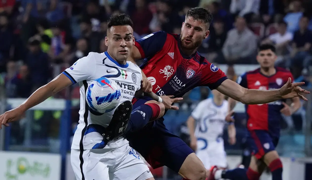 Inter Milan yang bertanding menghadapi tuan rumah Cagliari usai AC Milan mengalahkan Atalanta, mendapatkan tekanan untuk meraup tiga poin penuh demi menjaga asa meraih gelar juara di pekan terakhir. (LaPresse via AP/Alessandro Tocco)