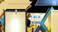 Pekerja melakukan pengecatan di salah satu stand yang ada di area Indonesia Open 2017 di Jakarta Convention Centre, Senin (12/6). Indonesia Open 2017 berlangsung mulai hari ini (12/6) hingga Minggu (18/2). (Liputan6.com/Helmi Fithriansyah)