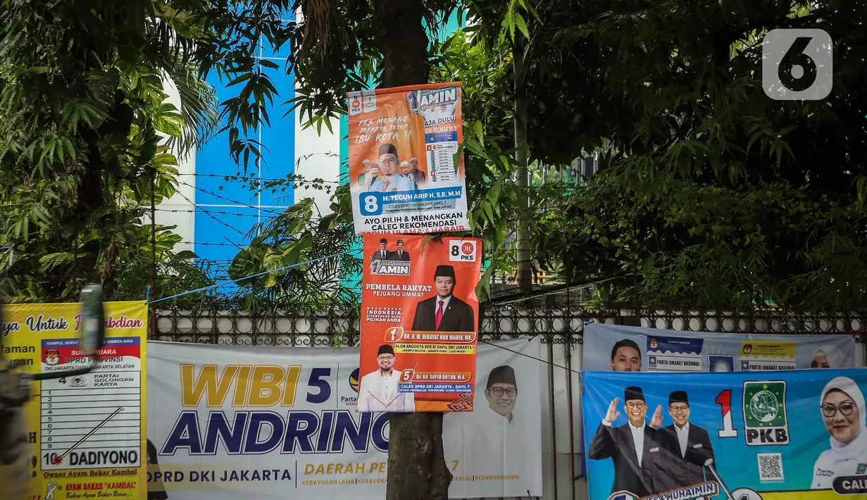 Sejumlah alat peraga kampanye (APK) terpasang pada pohon di kawasan Jakarta Selatan, Rabu (10/1/2024). Maraknya pemasangan APK dengan cara memaku di pepohonan berpotensi merusak lingkungan hidup. (Liputan6.com/Angga Yuniar)
