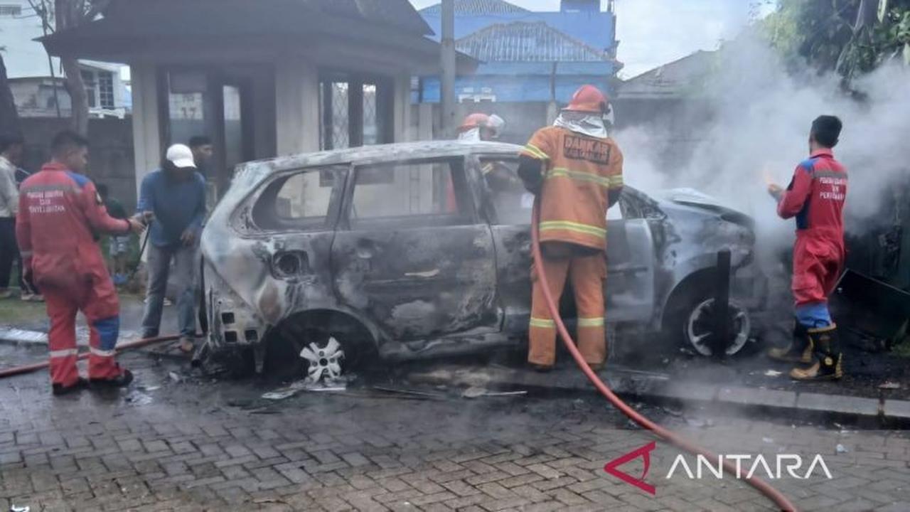 Damkar Cianjur Berhasil Padamkan Kebakaran Mobil di Perumahan Kota Bunga