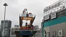 Pekerja menyelesaikan proyek jalan layang Simpang Susun Semanggi, Jakarta, Kamis (23/2). Proyek pembangunan Simpang Susun Semanggi ditargetkan rampung pada Agustus 2017 mendatang. (Liputan6.com/Yoppy Renato)