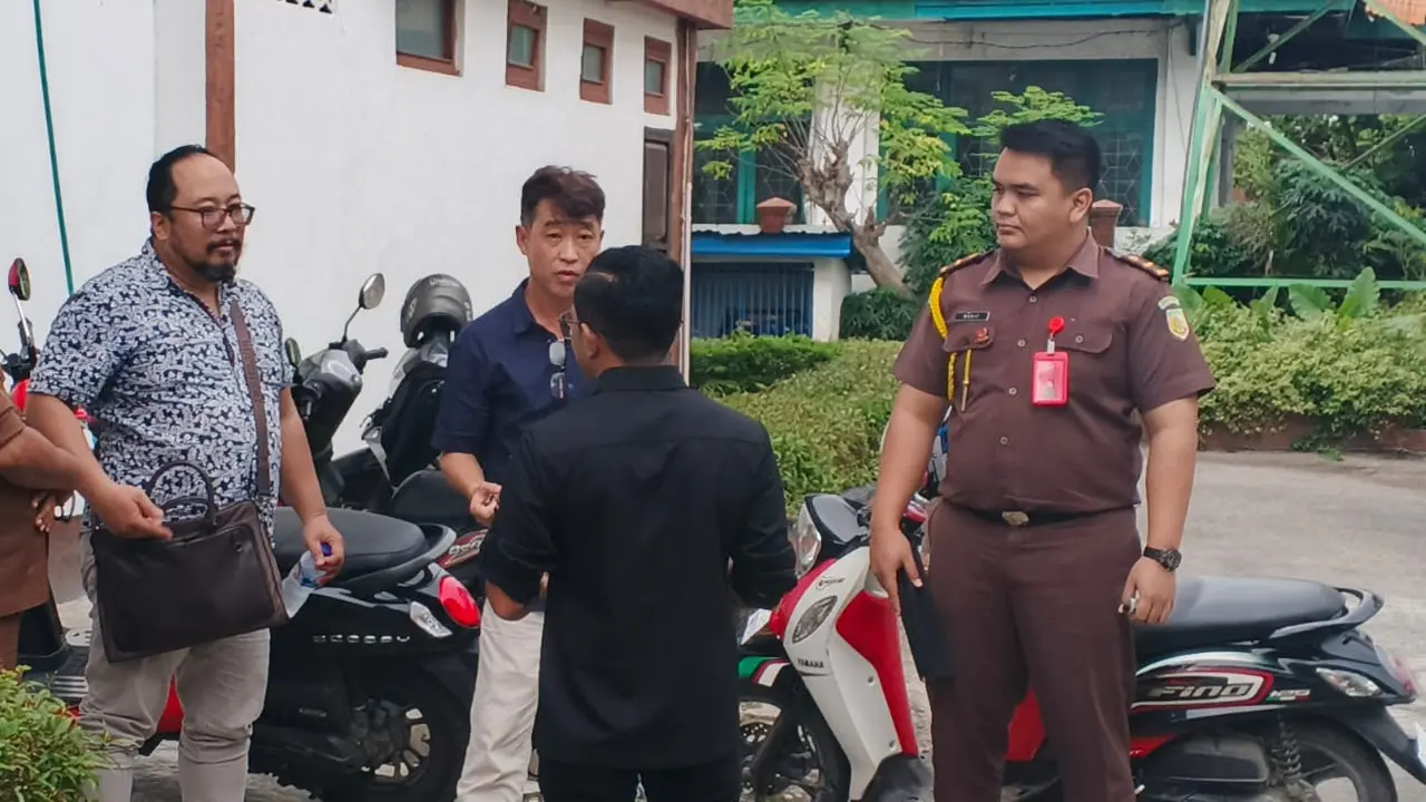 Yulanharu Gama Siswanto (kaca mata) saat ditahan kejaksaan negeri Sikka, NTT (Liputan6.com/Ola Keda)