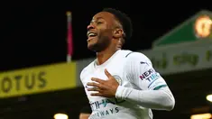 Pemain Manchester City Raheem Sterling melakukan selebrasi usai mencetak gol ke gawang Norwich City pada pertandingan sepak bola Liga Inggris di Stadion Carrow Road, Norwich, Inggris, 12 Februari 2022. Manchester City menang 4-0. (Adrian DENNIS/AFP)