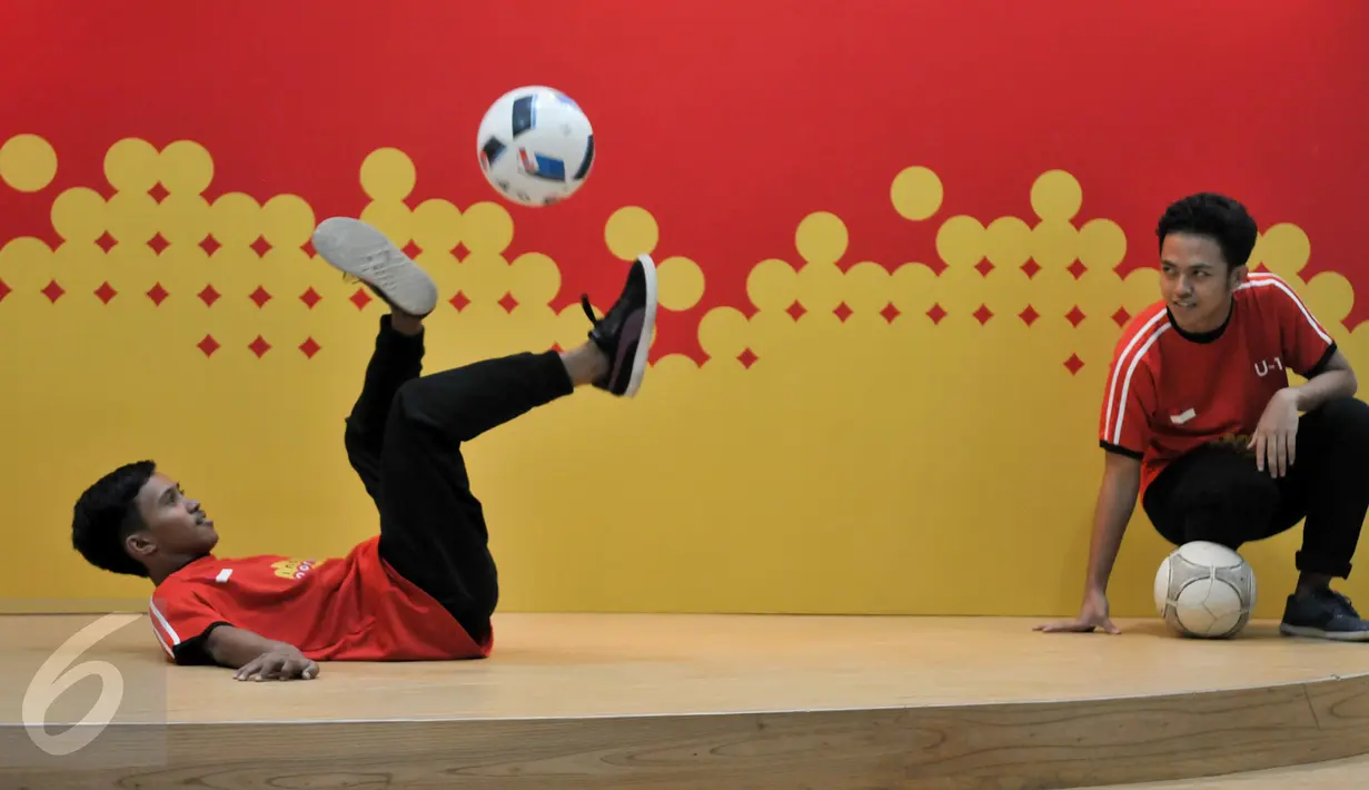 Dua orang juggler menunjukkan aksi mereka bermain bola di Jakarta, Selasa (2/8/2016). Tim zooredo U-13 Indonesia berhasil menyisihkan 1.659 tim dari 81 negara. (Liputan6.com/Yoppy Renato)