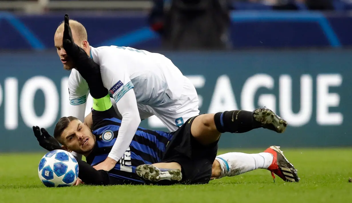 Pemain PSV Eindhoven, Jorrit Hendrix dan pemain Inter Milan, Mauro Icardi berebut bola pada laga pamungkas penyisihan Grup B Liga Champions di Stadion San Siro, Rabu (12/12). Inter terdepak dari Liga Champions setelah bermain imbang 1-1. (AP/Luca Bruno)