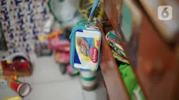 Dompet dari sampah plastik yang diproduksi di kawasan Pasar Minggu, Jakarta, Senin (13/1/2020). Rumah daur ulang plastik itu memproduksi barang dari limbah plastik seperti tas, payung, dompet dan koper dengan harga jual Rp20ribu hingga Rp700ribu. (Liputan6.com/Immanuel Antonius)
