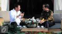 Presiden Joko Widodo (kanan) berbincang dengan Presiden Rodrigo Duterte di Istana Negara, Jakarta, Jumat (9/9). (Liputan6.com/Faizal Fanani)