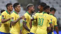 Skuat Brasil merayakan gol yang dicetak Roberto Firmino ke gawang Bolivia pada lanjutan Kualifikasi Piala Dunia 2022, Sabtu (10/10/2020). (Buda Mendes/Pool via AP)