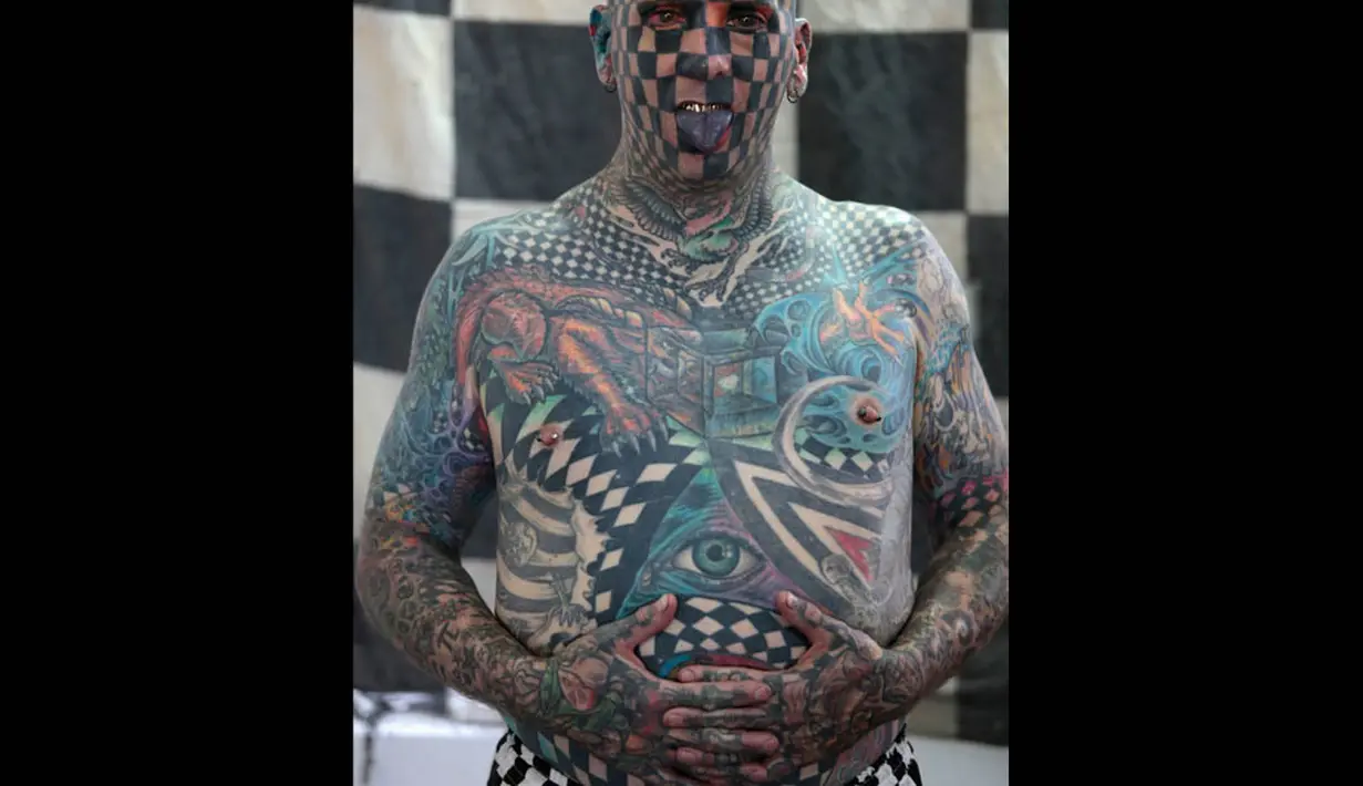 Pria kelahiran New York City 1970 itu berpose memperlihatkan tatonya di acara Guate Mayan Tattoo Convention di Kota Guatemala, Sabtu (19/7/14). (REUTERS/Jorge Dan Lopez)