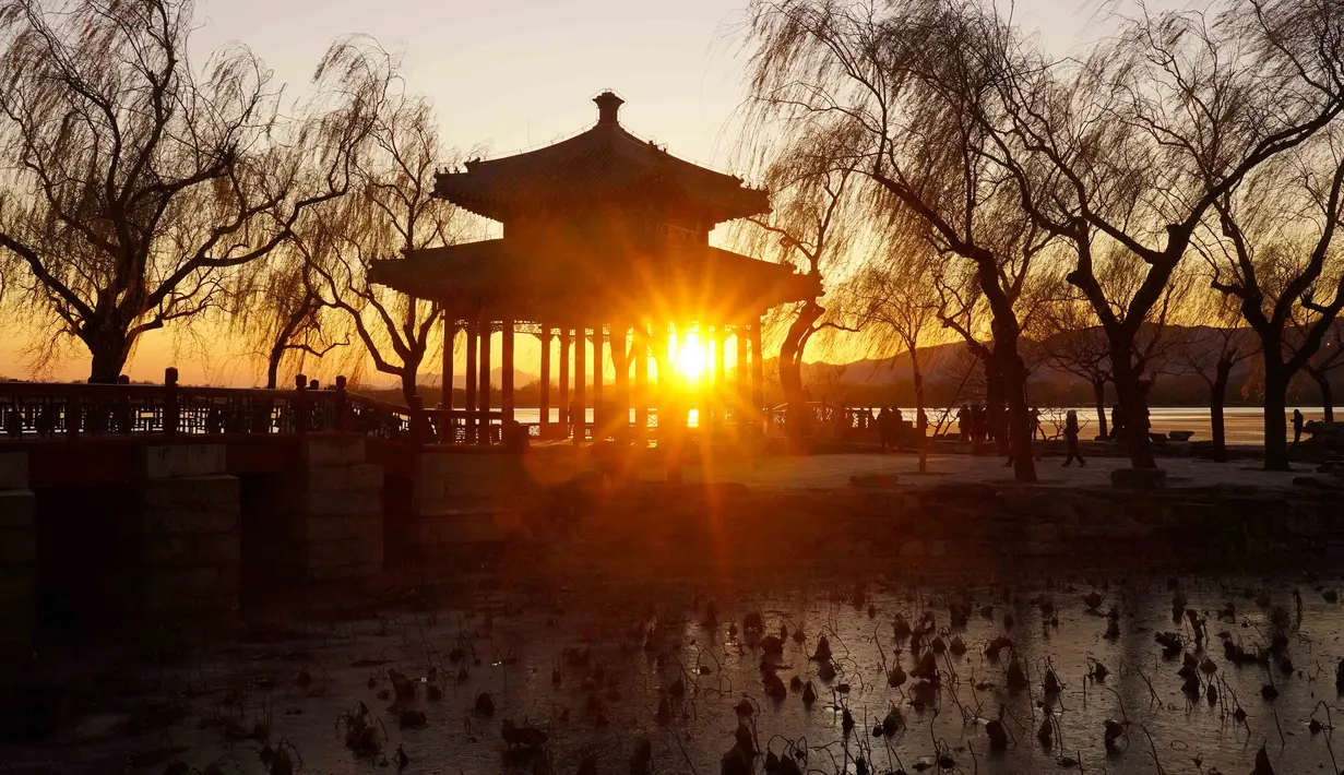 Foto yang diabadikan pada 4 Desember 2020 ini menunjukkan pemandangan matahari terbenam di Istana Musim Panas di Beijing, ibu kota China. (Xinhua/Chen Jianli)