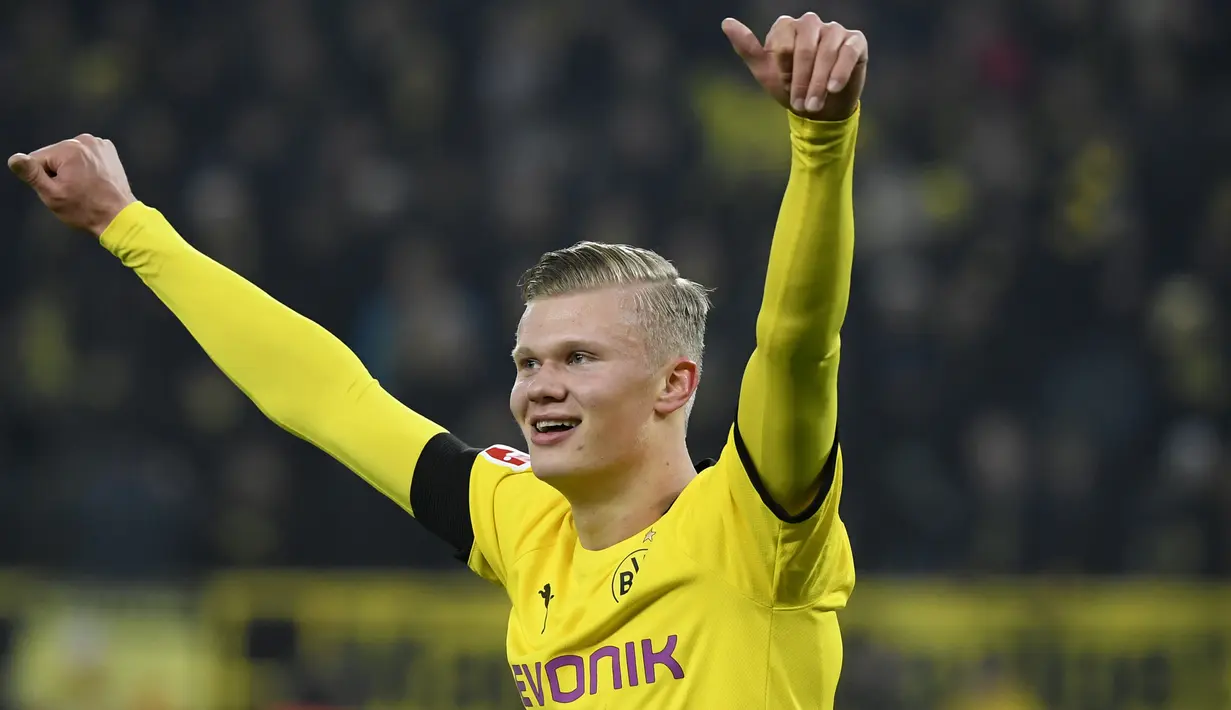 9. Erling Braut Haaland - Bisa dibilang sejauh ini kariernya sudah bisa melewati pencapaian sang ayah, Alf-Inge Haaland dengan menjadi striker haus gol. Masih berusia 19 tahun dirinya mampu menjadi mesin gol di Liga Austria dan kini dirinya pindah ke Dortmund. (AFP/Ina Fassbender)