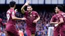 Para pemain Manchester City merayakan gol yang dicetak oleh Mateo Kovacic (tengah) dalam laga lanjutan Liga Inggris 2024/2025 melawan Everton di Goodison Park, Liverpool, Inggris, Sabtu (19/04/2025) waktu setempat. (AP Photo/Peter Byrne)