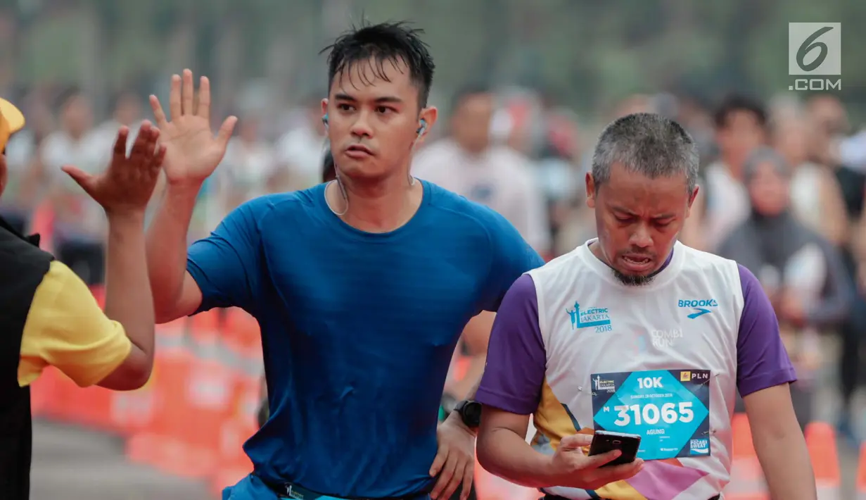 Ekspresi sejumlah pelari saat mencapai garis finis Jakarta Marathon 2018 di Gelora Bung Karno, Jakarta, Minggu (28/10). 12.500 pelari meramaikan Jakarta Marathon 2018 yang di sponsori PLN. (Liputan6.com/Faizal Fanani)