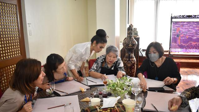 Workshop Membatik Gutta Tamarind di Wisma Duta Besar KBRI Manila.