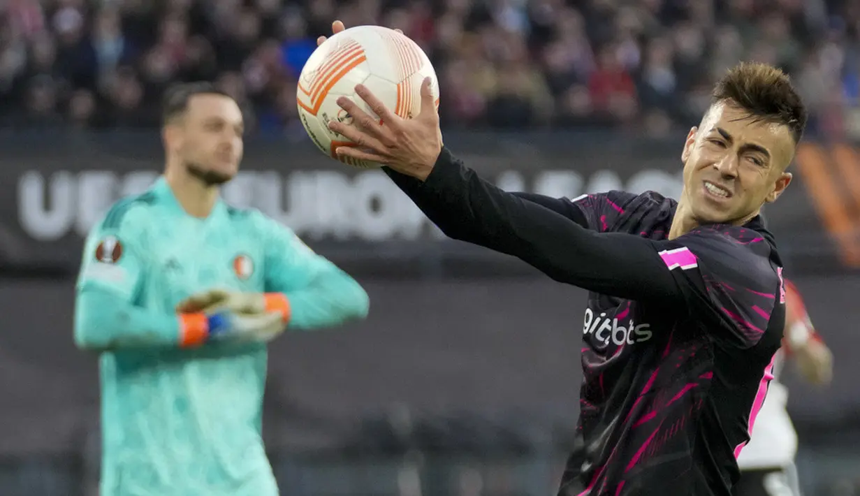 <p>AS Roma kehilangan Paulo Dybala karena cedera pada menit ke-26 dan digantikan Stephan El Shaarawy. (AP Photo/Peter Dejong)</p>