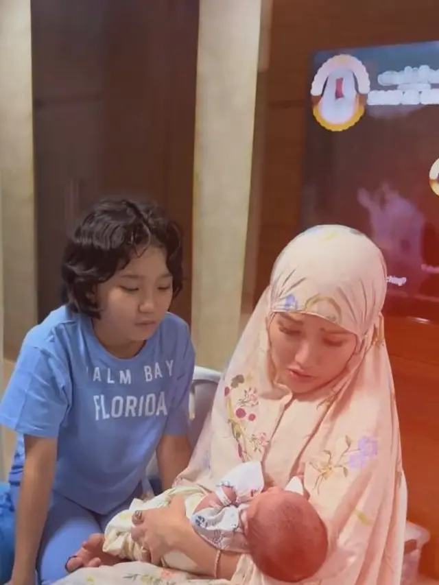 7 Potret Kenangan Ayu Ting Ting Bareng Beby Zoltan, Keponakan yang Baru Saja Meninggal