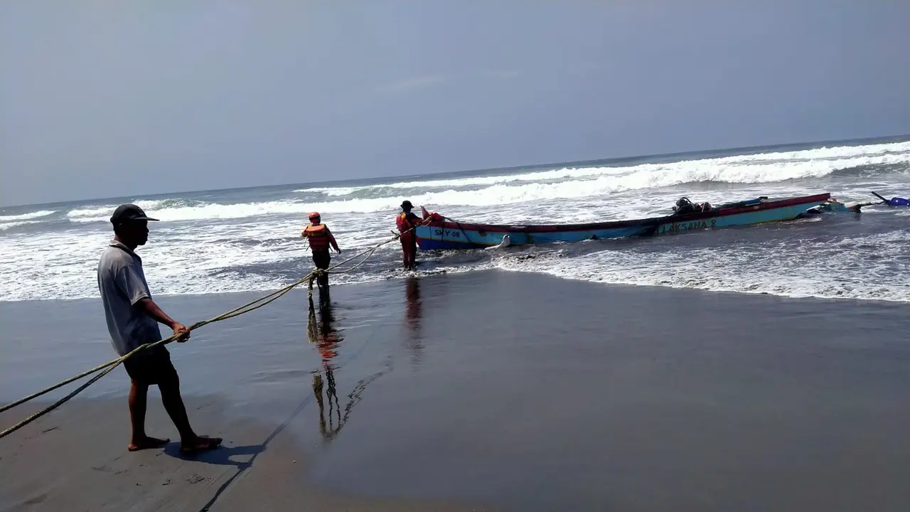 Kapal compreng terbalik di Cilacap, 1 meninggal 2 hilang 6 selamat. (Foto: Liputan6.com/Basarnas)