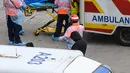 Seorang pria dipindahkan dari kapal pesiar World Dream ke ambulans di Kai Tak Cruise Terminal, Hong Kong, Rabu (5/2/2020). Hong Kong mengarantina lebih dari 1.800 orang di atas kapal pesiar yang berpaling dari pelabuhan Taiwan tersebut terkait wabah virus corona. (Philip FONG/AFP)