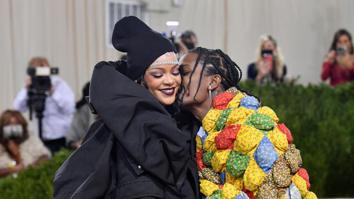 Rihanna Hadiri Sidang A$AP Rocky yang Terbelit Dakwaan Penyerangan, Masuk Lewat Pintu Belakang