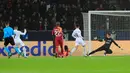 Pemain Paris Saint-Germain Kylian Mbappe (kiri) mencetak gol ke gawang Galatasaray pada pertandingan Grup A Liga Champions di Stadion Parc des Princes, Paris, Prancis, Rabu (11/12/2019). PSG menang 5-0. (AP Photo/Michel Euler)