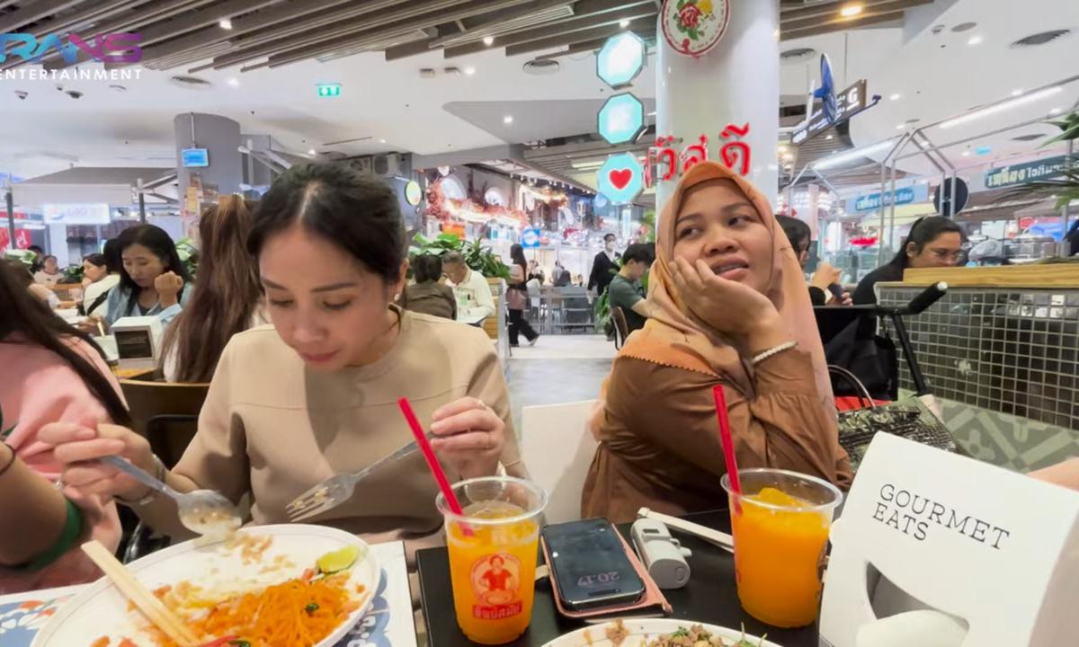 Temani Nagita Slavina Makan, Potret Cantik Sus Rini Manglingi Bikin Salfok saat di Bangkok - Dapat Banyak Pujian