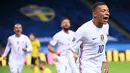 Penyerang Prancis, Kylian Mbappe, melakukan selebrasi usai mencetak gol ke gawang Swedia pada laga UEFA Nations League di Friends Arena, Minggu (6/9/2020). Prancis menang 1-0 atas Swedia. (Christine Olsson/TT via AP)