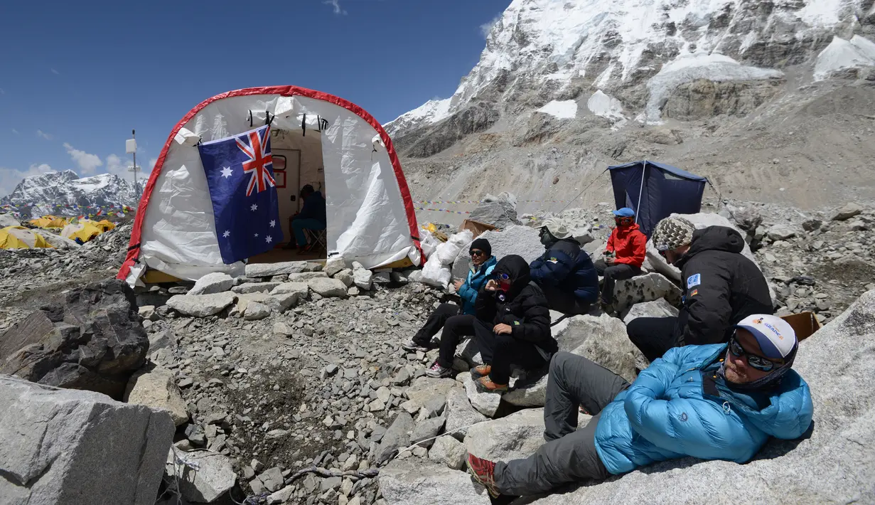 Pendaki menunggu untuk menemui dokter di klinik tenda Everest ER di Everest Base Camp, sekitar 140 Km timur laut Kathmandu, Nepal, 24 April 2018. Klinik ini didirikan oleh seorang dokter Amerika Serikat, Dr Luanne Freer. (PRAKASH MATHEMA/AFP)