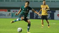Pemain Persikabo 1973, Dimas Drajad menguasai bola dalam laga pekan ke-6 BRI Liga 1 2022/2023 antara Persikabo 1973 melawan Bhayangkara FC di Stadion Pakansari, Bogor, Selasa (23/8/2022) malam WIB. (Bola.com/M Iqbal Ichsan)