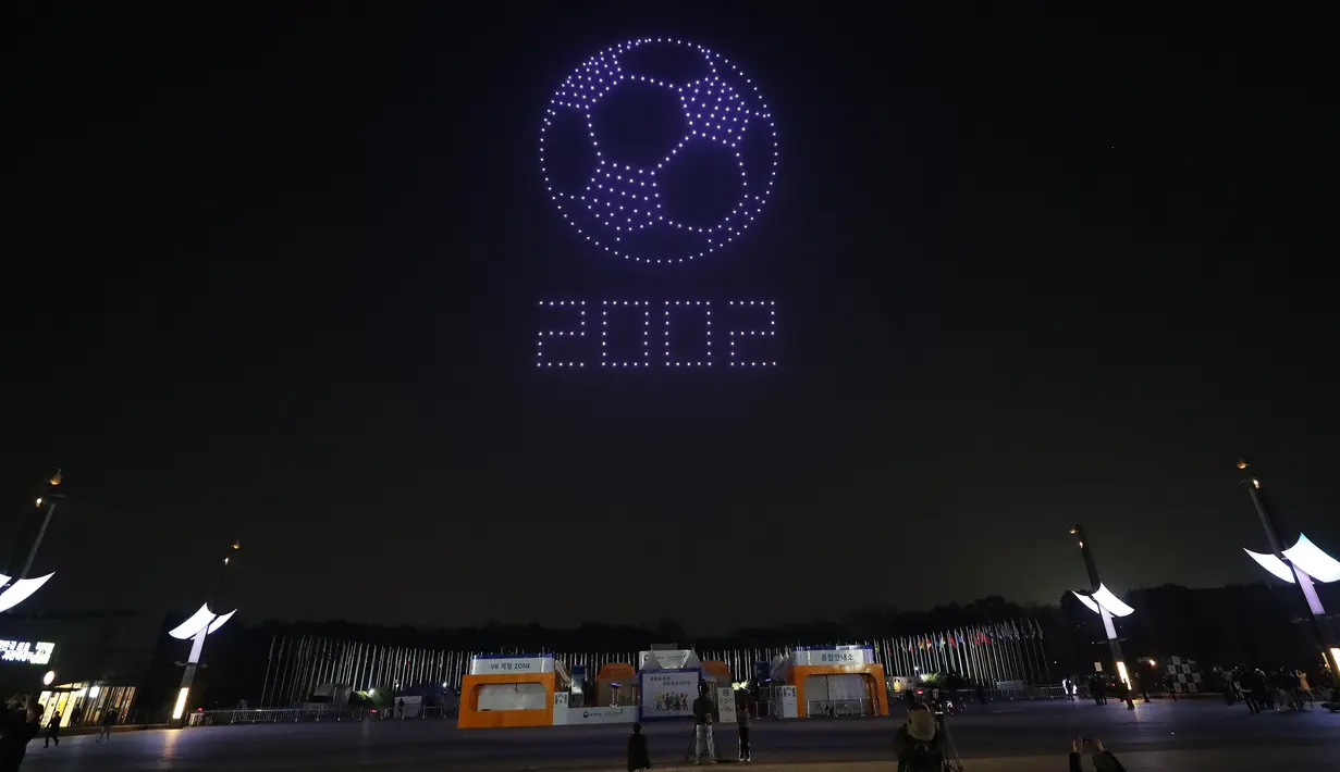 Sejumlah orang menikmati  pertunjukan cahaya di Taman Olimpiade di Seoul, Korea Selatan. Sebuah pertunjukan cahaya yang menampilkan 315 drone digelar di Seoul pada Jumat (13/11). (Xinhua/Kementerian Agraria, Infrastruktur, dan Transportasi Korea Selatan)