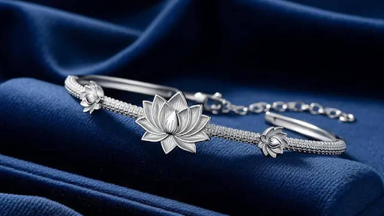 Gelang Emas Putih Motif Bunga Teratai/Gelang Motif Bunga Emas Putih Feminin 2025 (Sumber: gemini.com)