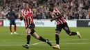 Brentford selaku tuan rumah langsung tampil menekan dari awal babak pertama. Hasilnya, Sergi Canos langsung menjadi keran gol bagi Brentford di menit ke-22. Ia sukses mengkonversi umpan Ethan Pinnock untuk mengubah papan skor menjadi 1-0. (Foto: AFP/Adrian Dennis)