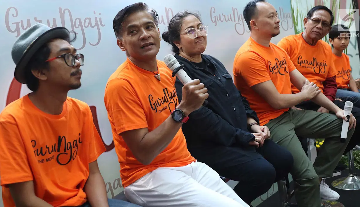 Aktor Donny Damara memberi keterangan pers film terbarunya yang berjudul Guru Ngajidi Jakarta, Rabu (14/3). Film tersebut akan tayang pada 22 Maret 2018 dan mengambil lokasi syuting di Boyolali dan Sidoarjo. (Liputan6.com/Immanuel Antonius)