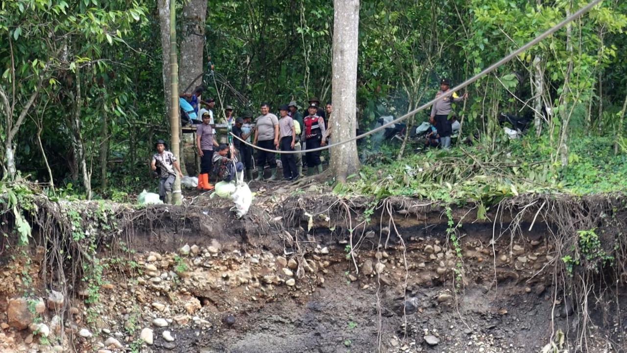 Polres Bener Meriah & Brimob Pasang Tali Sling