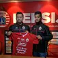 Persija memperkenalkan Farri Agri sebagai rekrutan anyar di Kantor Persija, Setiabudi, Jakarta Selatan, Rabu (18/9/2019). (Bola.com/Muhammad Adiyaksa).